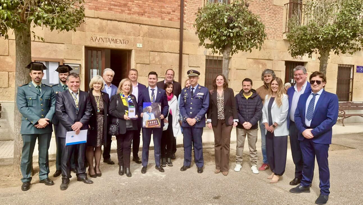 La Vellés rescata del olvido a una pionera: la primera telefonista del Ejército recibe su reconocimiento
